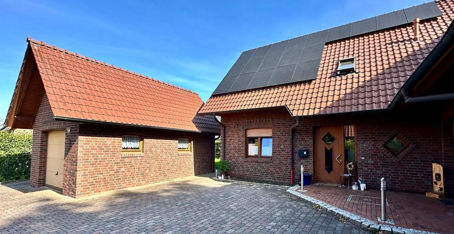 In bester Lage: Kleine Haushälfte mit Garten und Garage