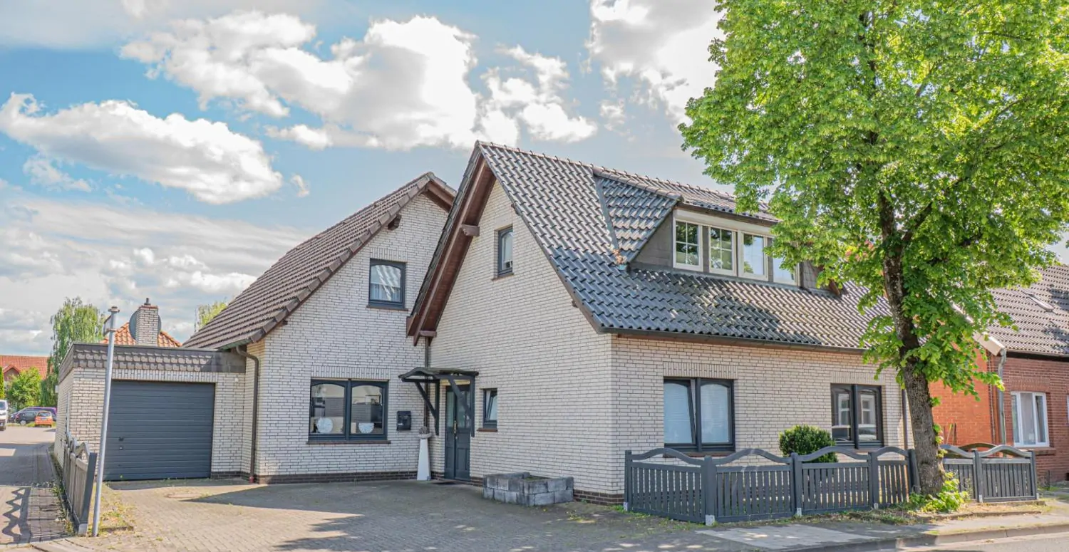 Großzügiges Zweifamilienhaus in gesuchter Lage