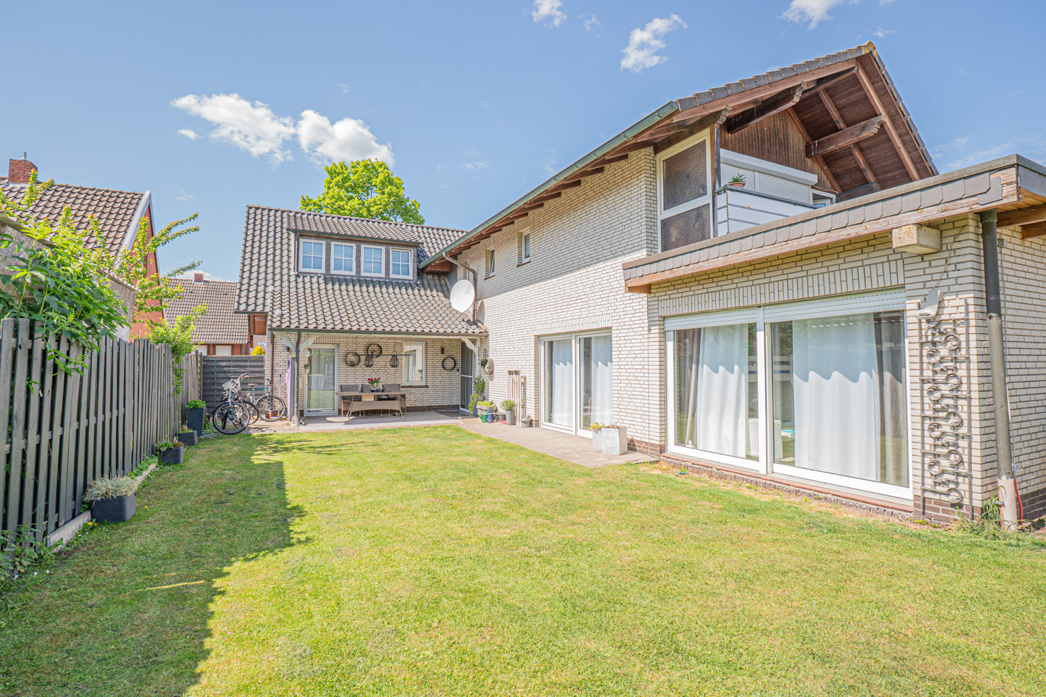 Großzügiges Zweifamilienhaus in gesuchter Lage