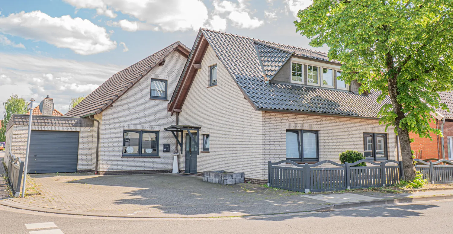 Großzügiges Zweifamilienhaus in gesuchter Lage