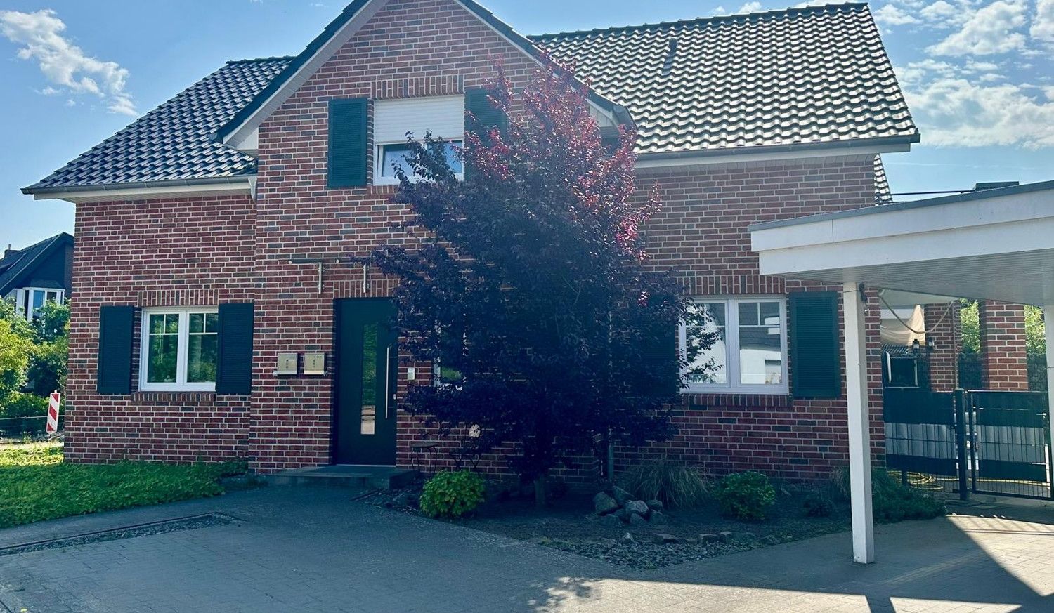 In bester Lage: Neuwertiges Mehrfamilienhaus mit 4 Wohneinheiten