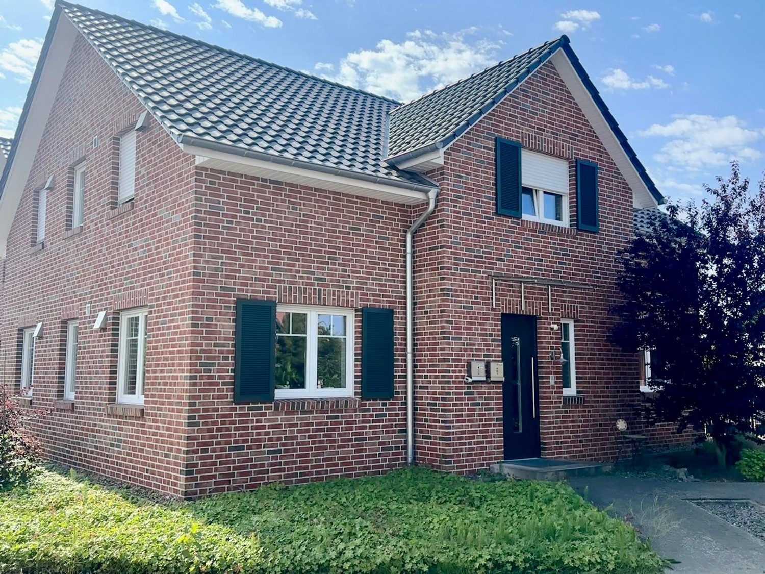 In bester Lage: Neuwertiges Mehrfamilienhaus mit 4 Wohneinheiten