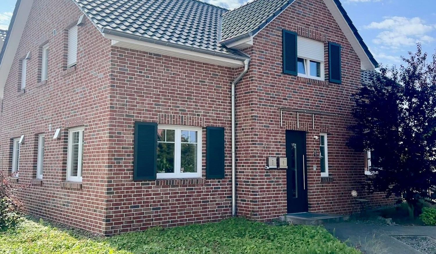 In bester Lage: Neuwertiges Mehrfamilienhaus mit 4 Wohneinheiten