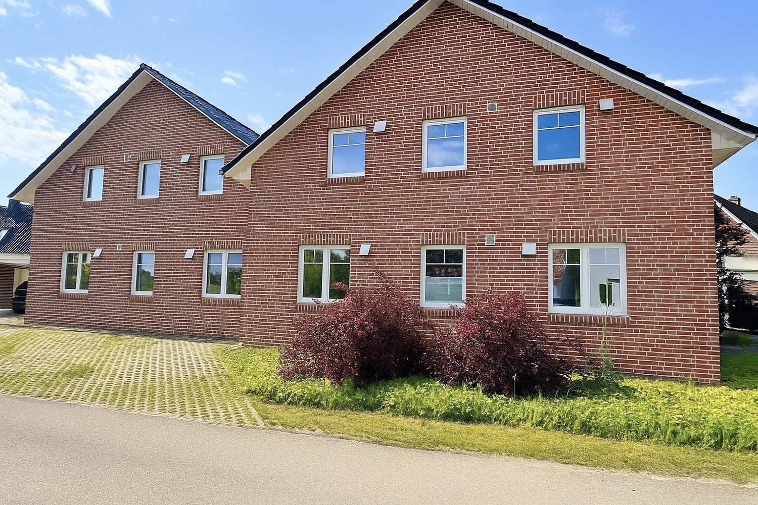 In bester Lage: Neuwertiges Mehrfamilienhaus mit 4 Wohneinheiten