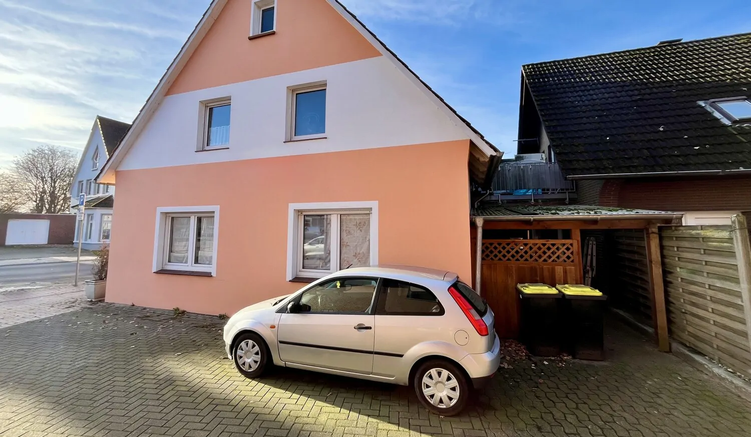 Tanto spazio per le idee: casa bifamiliare in posizione centrale e attraente