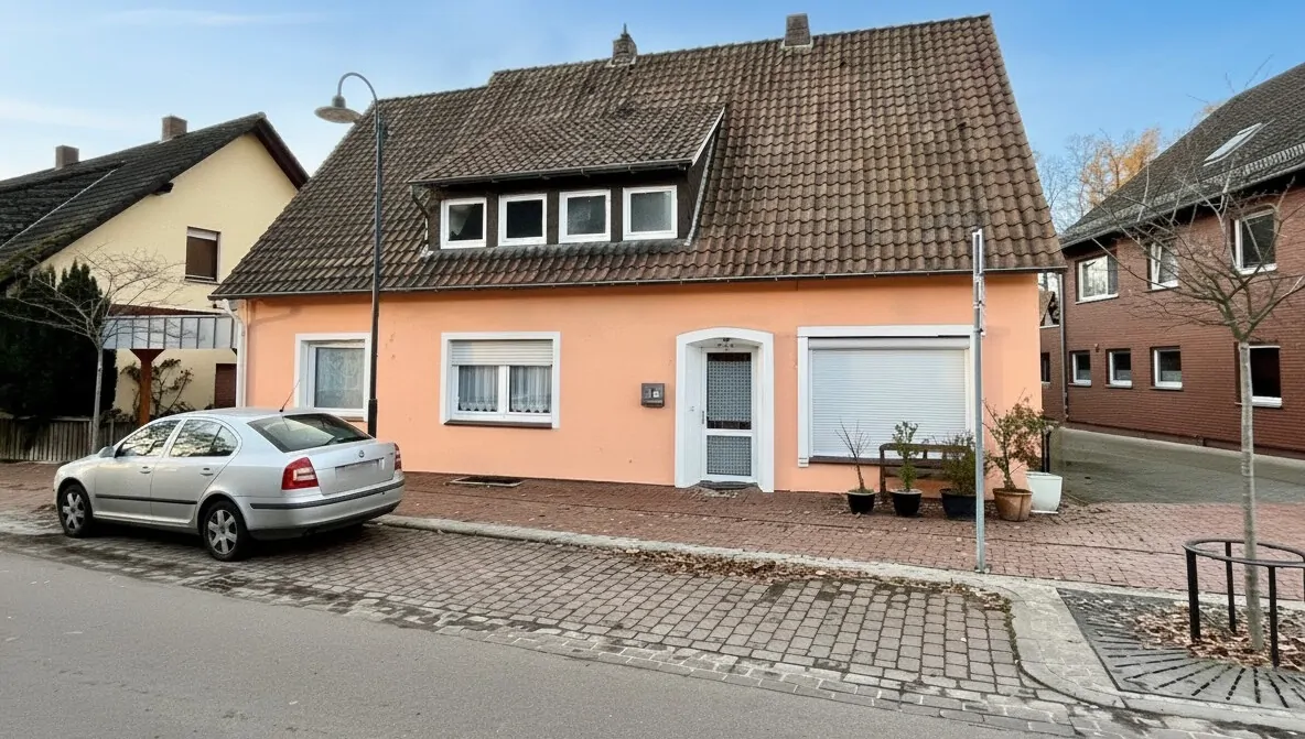 Tanto spazio per le idee: casa bifamiliare in posizione centrale e attraente