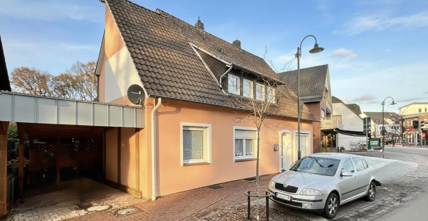 Tanto spazio per le idee: casa bifamiliare in posizione centrale e attraente