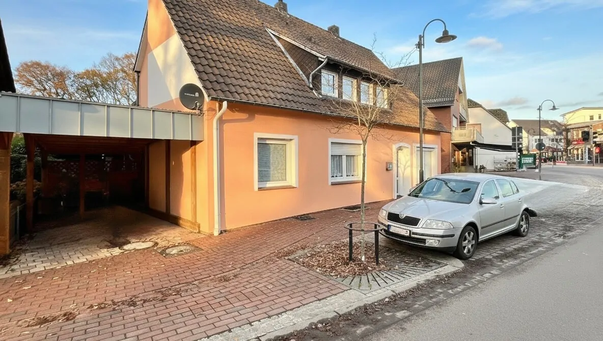 Tanto spazio per le idee: casa bifamiliare in posizione centrale e attraente