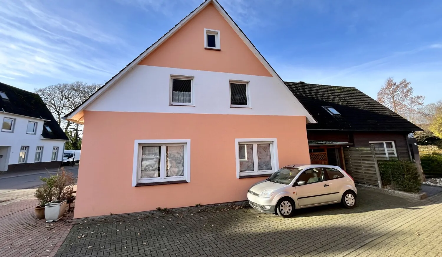 Tanto spazio per le idee: casa bifamiliare in posizione centrale e attraente