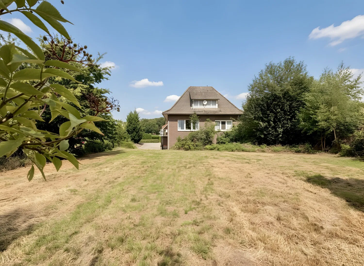 Ein Zuhause mit großzügigem Grundstück