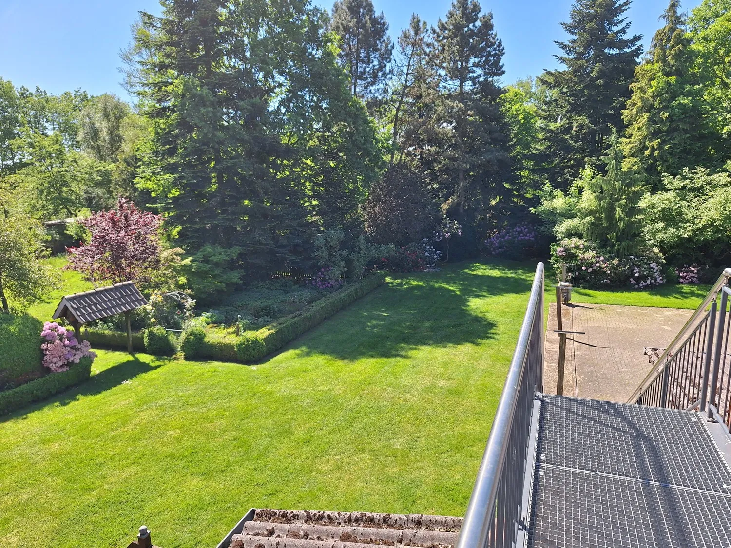 Modernisierte Dachgeschosswohnung mit sonniger Terrasse in Langwege