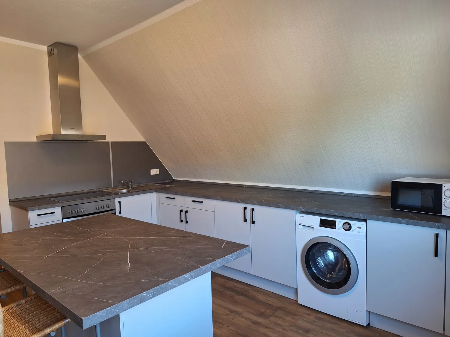 Modernisierte Dachgeschosswohnung mit sonniger Terrasse in Langwege