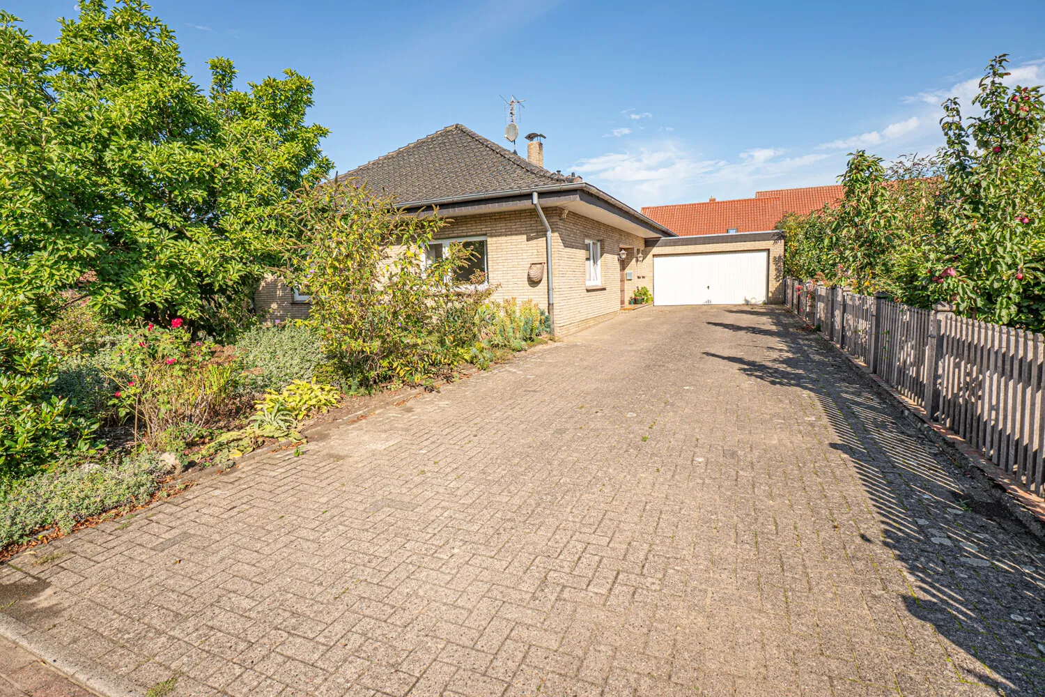 Wohnen auf einer Ebene: Gepflegter Bungalow mit großem Garten