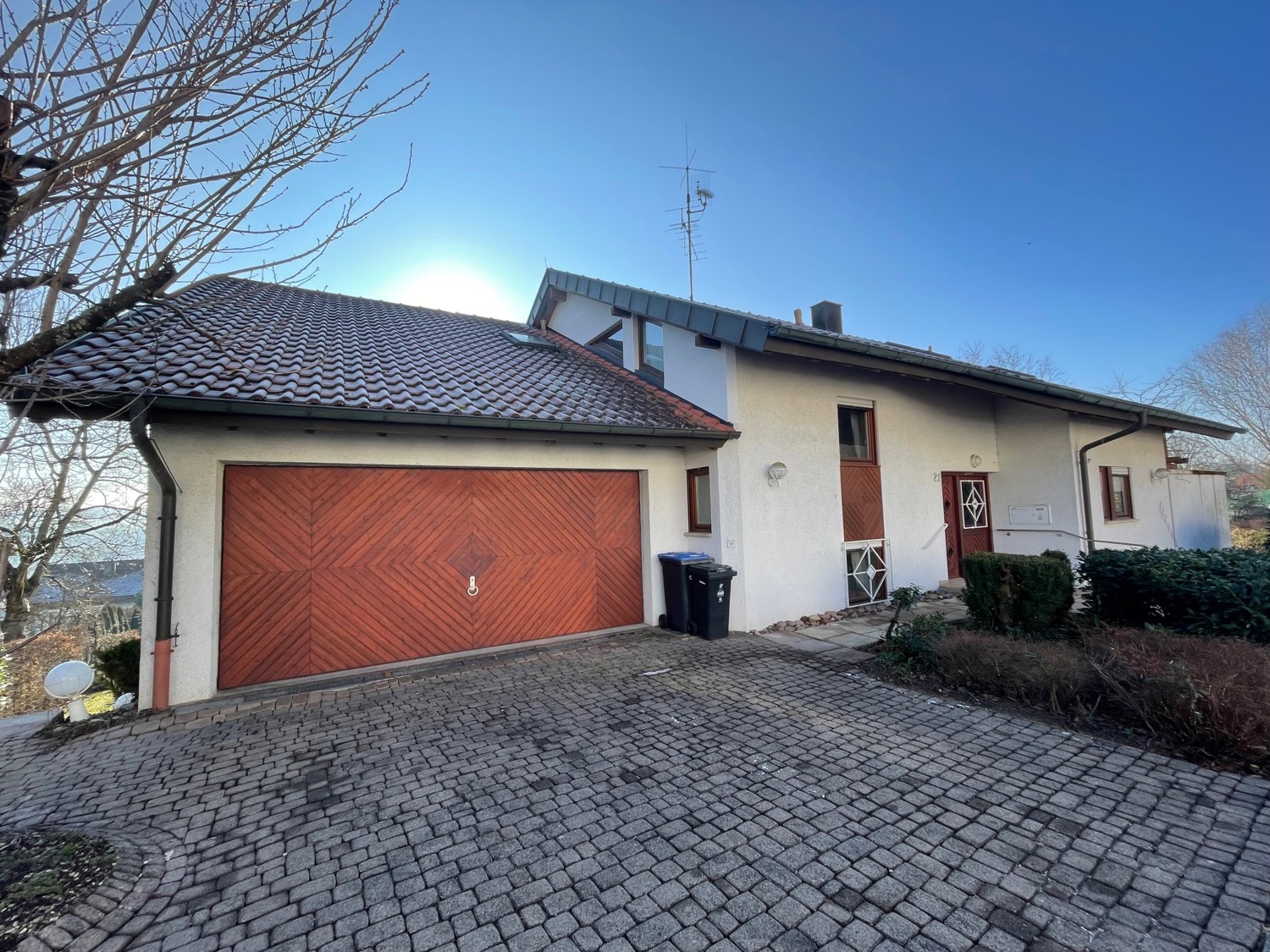 Ansicht mit Garage