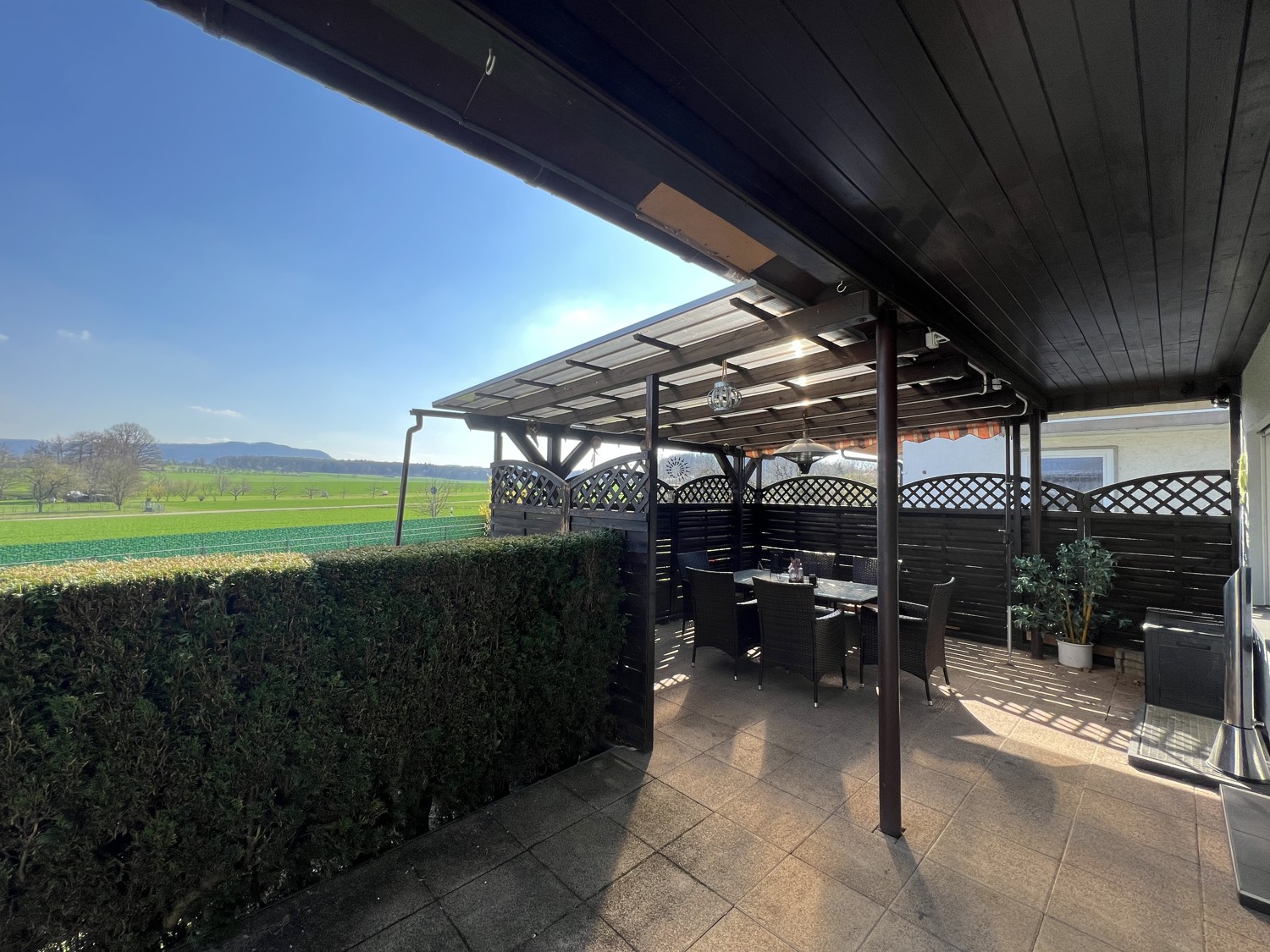 2-Familienhaus mit großem, gepflegtem Garten