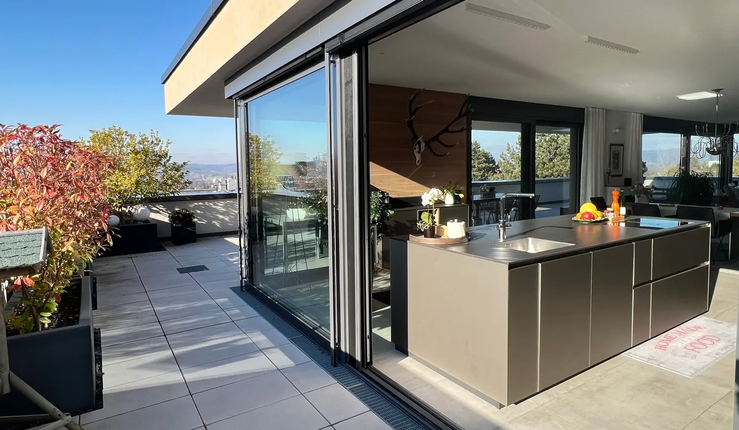 Offener Küchenbereich mit Terrassenzugang