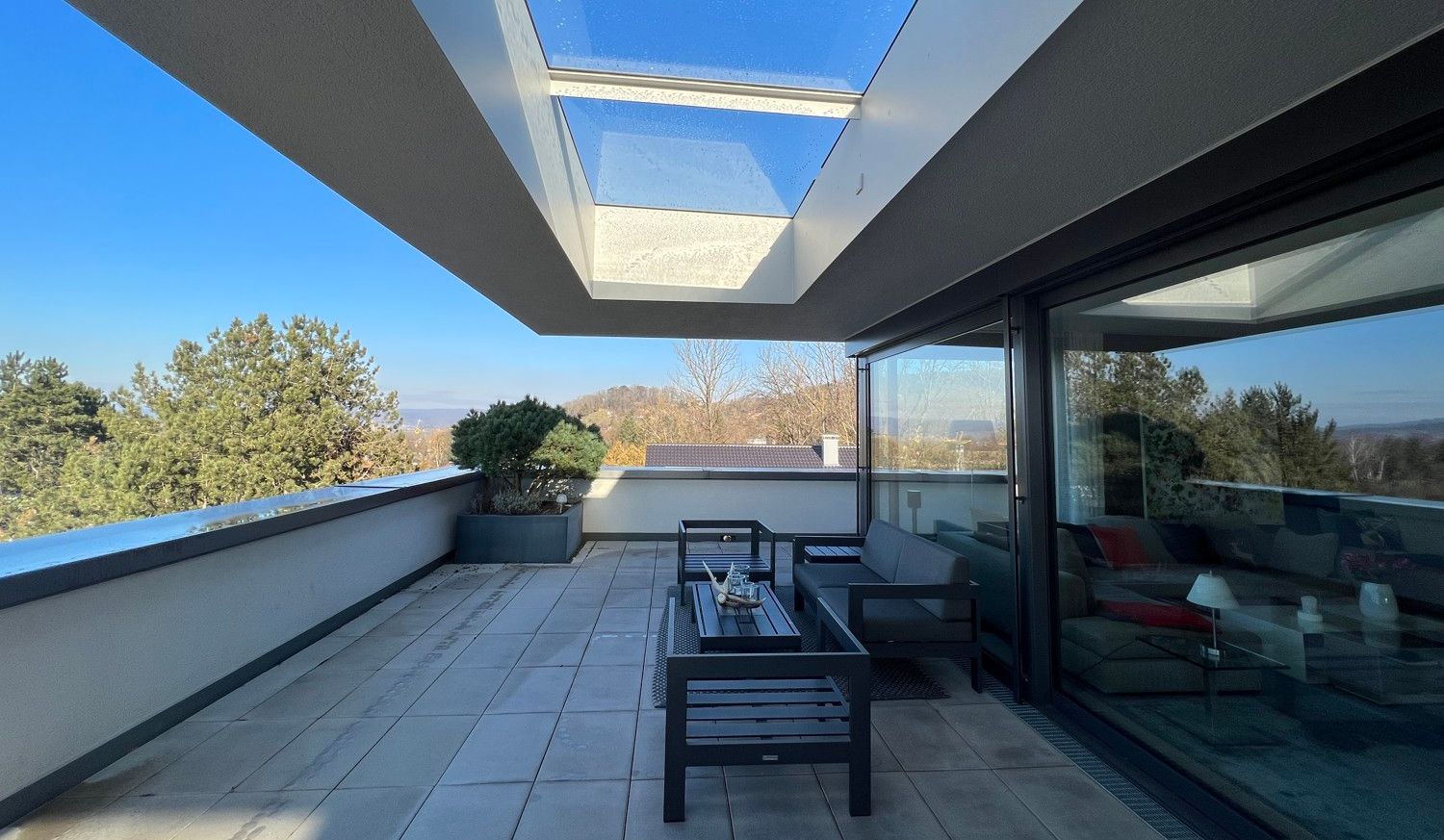 Umlaufende Dachterrasse Skyview-Fenstern