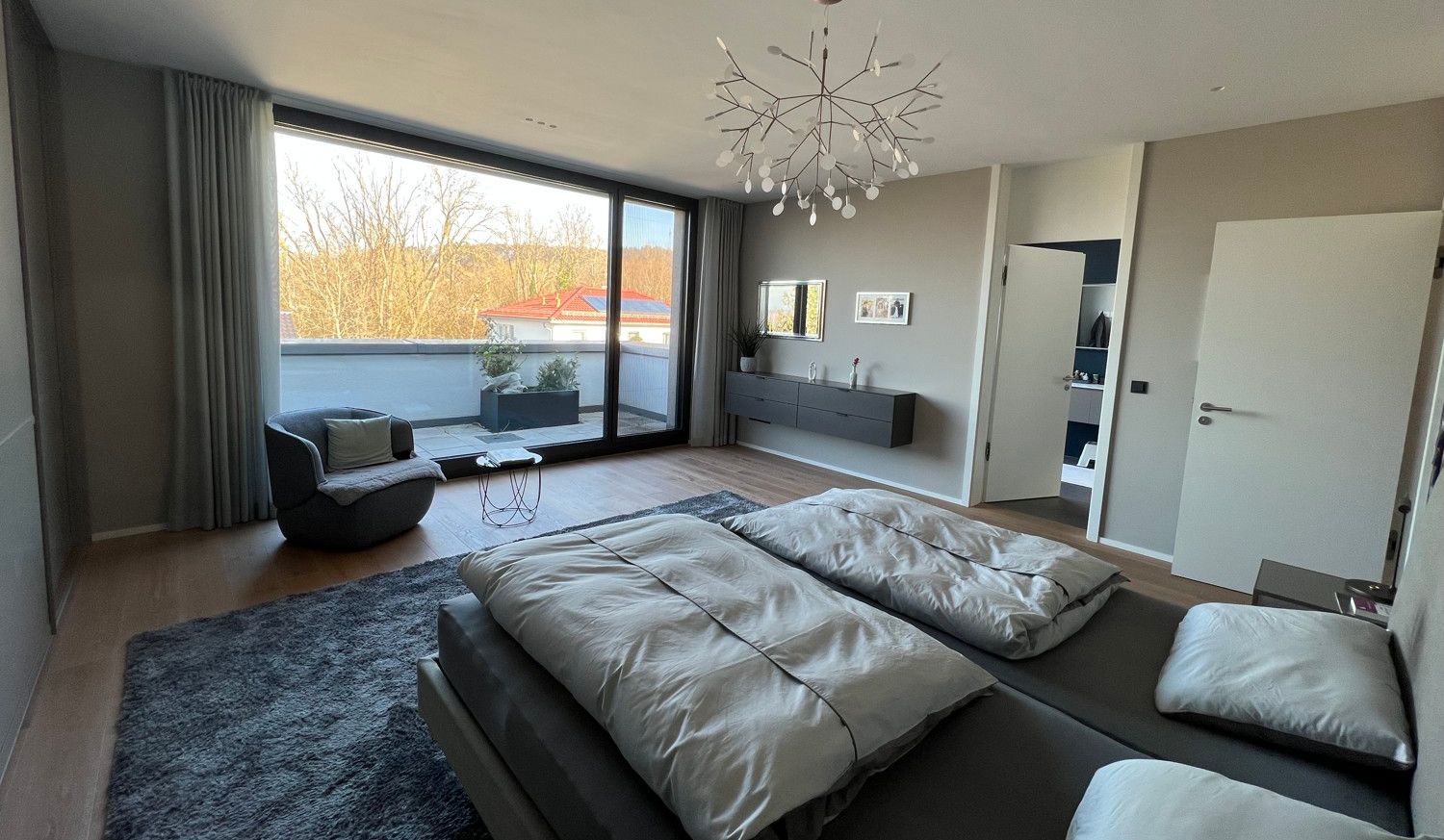 Schlafzimmer mit Terrassenzugang und Bad en Suite