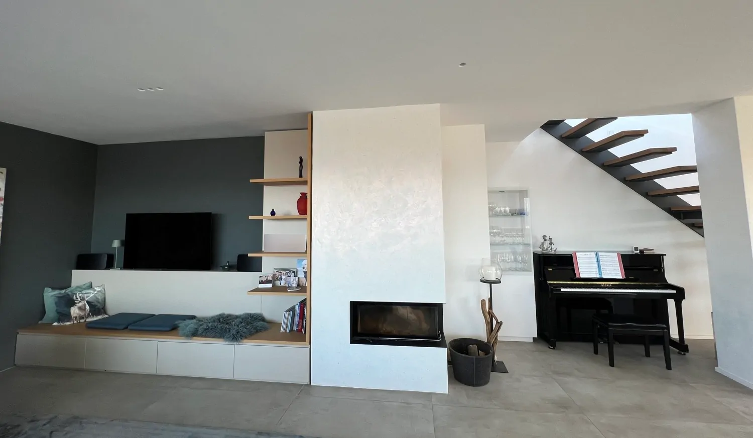 Entertainment Wand inkl. Sitzmöglichkeiten und Kamin