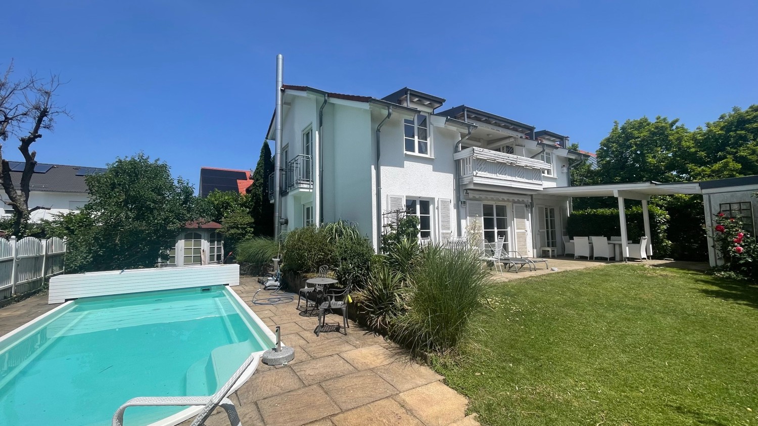 Garten, Pool und Hausansicht
