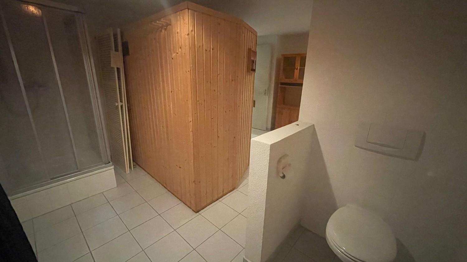 UG: Dusche und WC neben Sauna