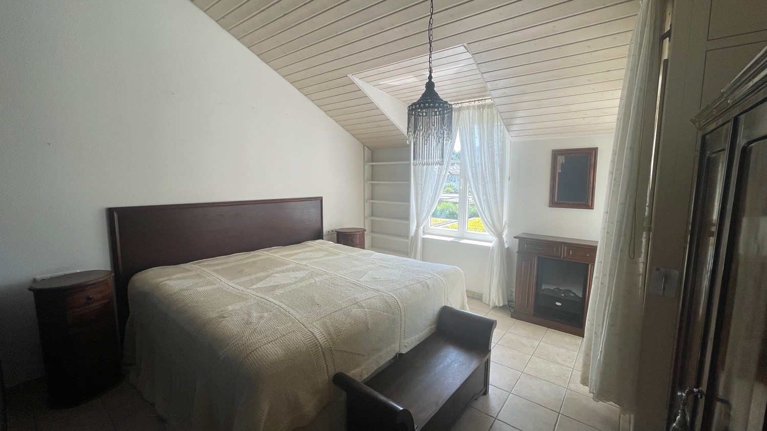 OG: Schlafzimmer mit Zugang zum Balkon