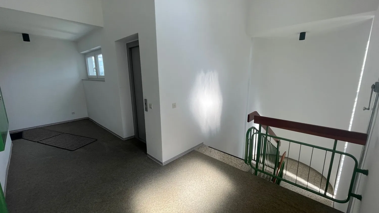 Aufzug und Treppenhaus