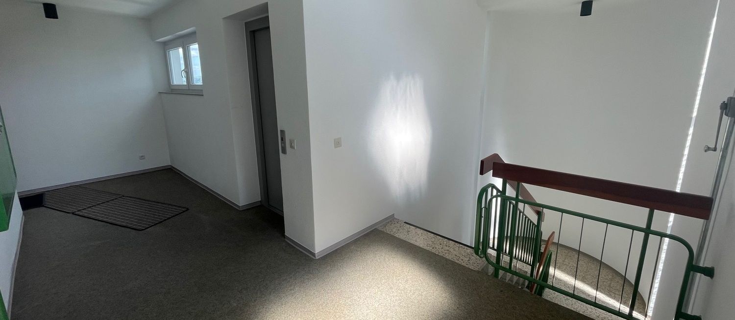 Aufzug und Treppenhaus