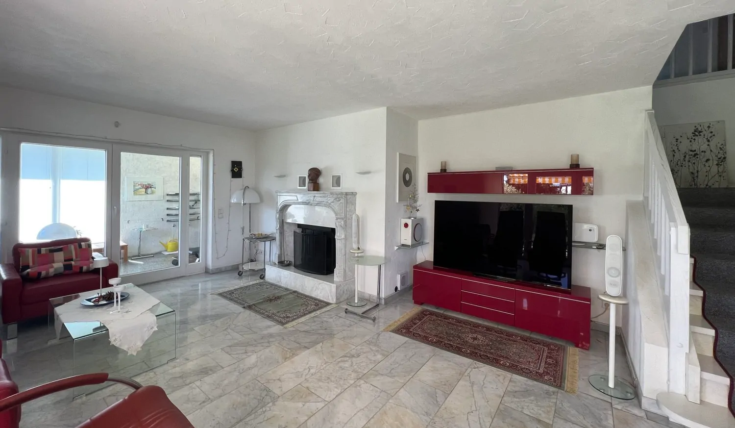 Wohnzimmer mit Blick in den Wintergarten