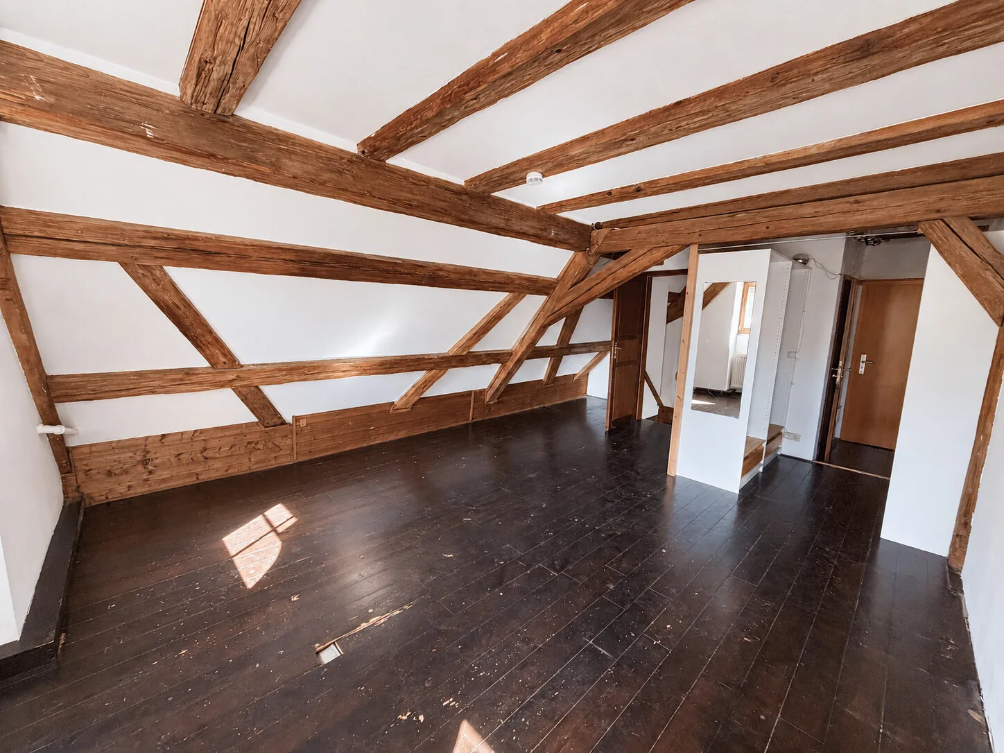 2. DG - Schlafzimmer mit Durchgang zum Abstellraum