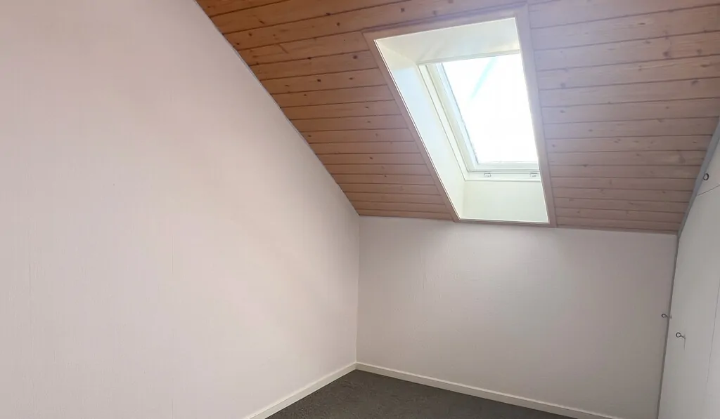 Abstellraum im DG - mit KI geleert