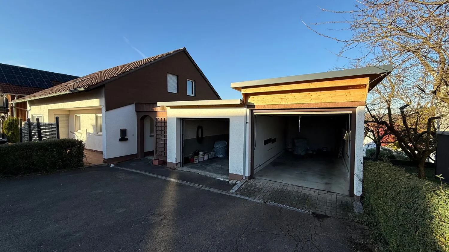 Vorderseite inkl. 2 Garagen