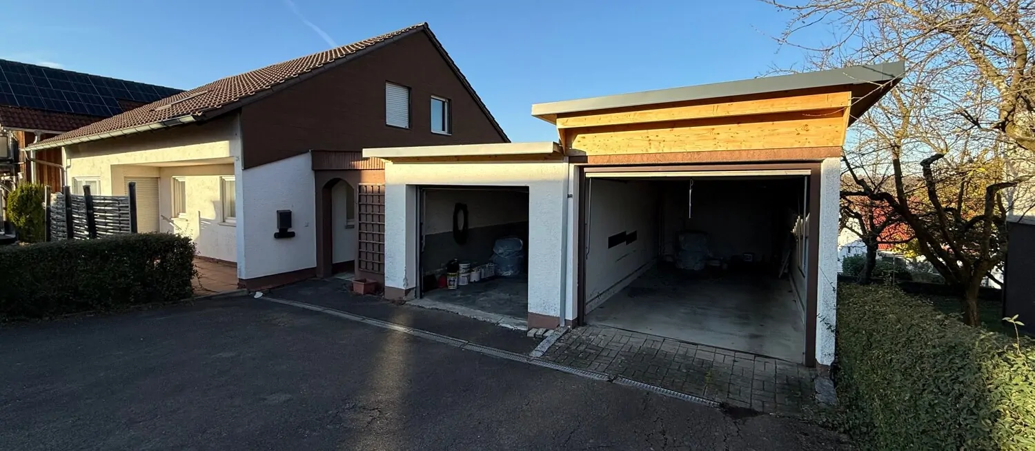 Vorderseite inkl. 2 Garagen