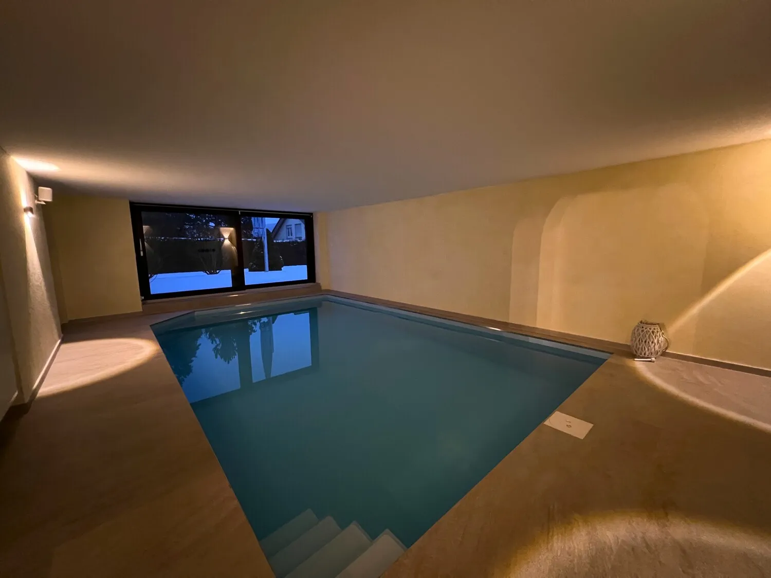 Indoor-Pool | Abendaufnahme (UG)