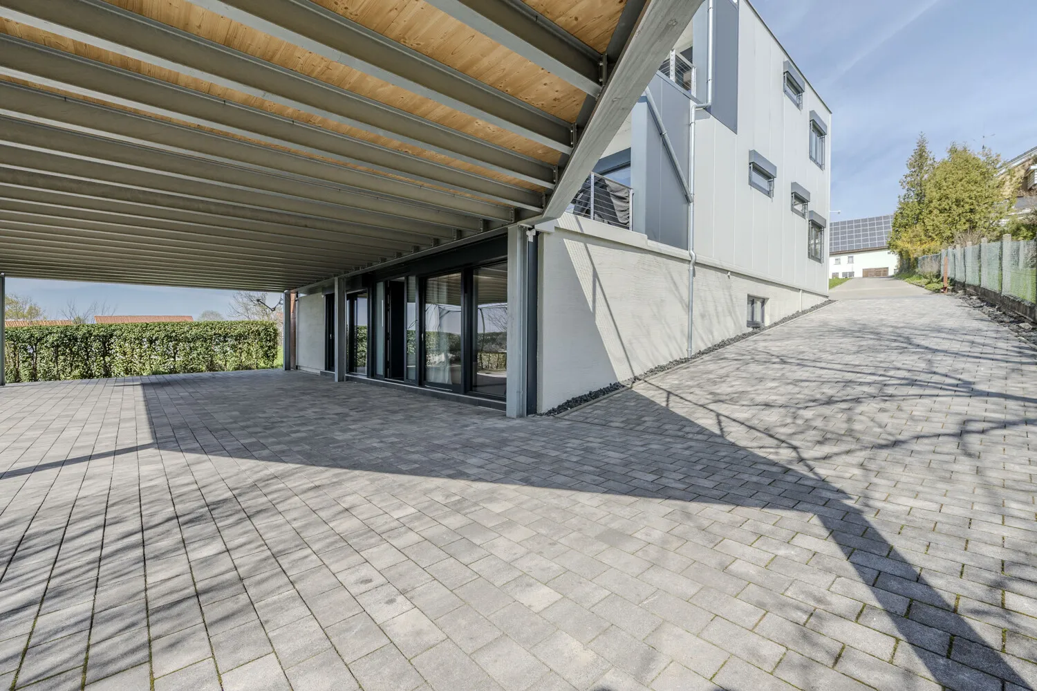 Carport und Zugang zum UG