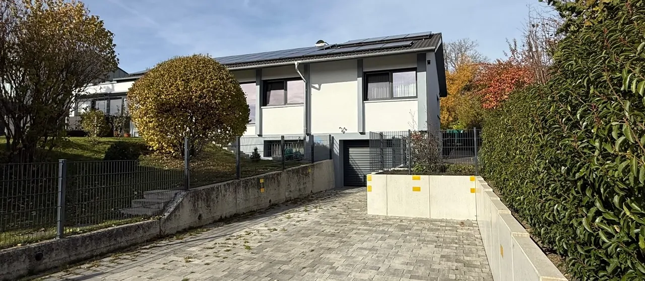 Ansicht mit Stellplätzen