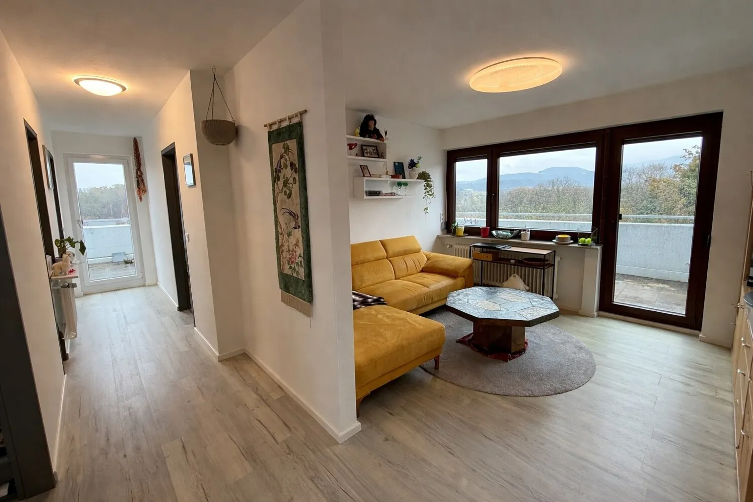 Flur und Wohnzimmer