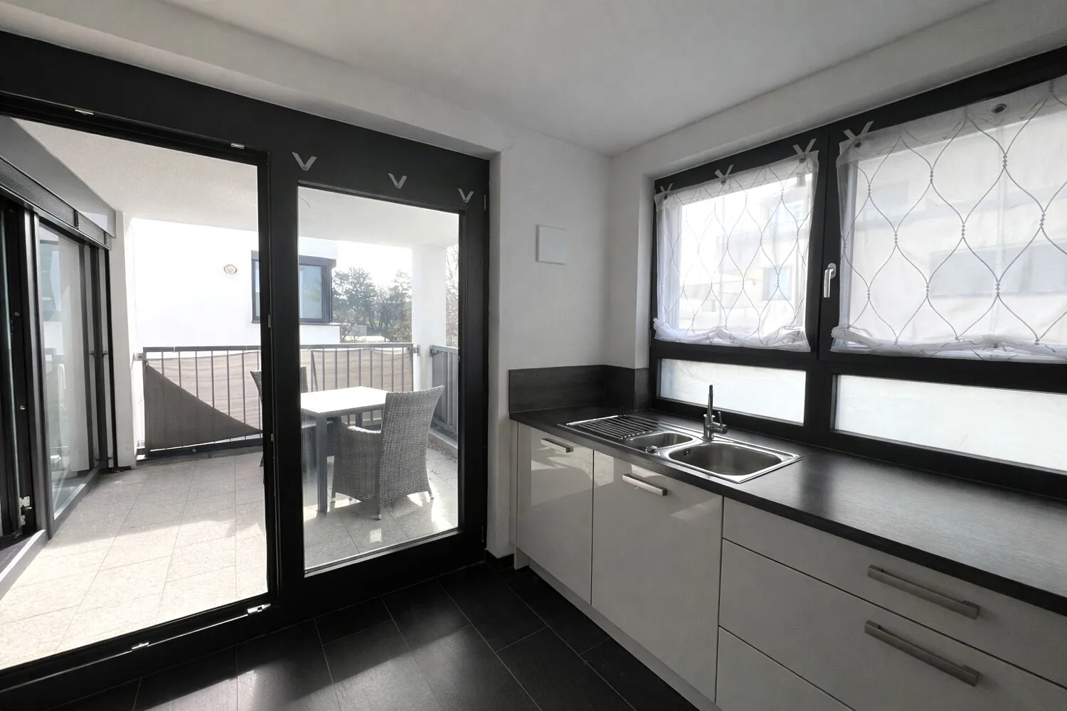 Küche mit Blick auf Balkon