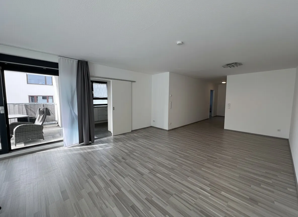 Wohn- und Essbereich mit Blick auf Balkon