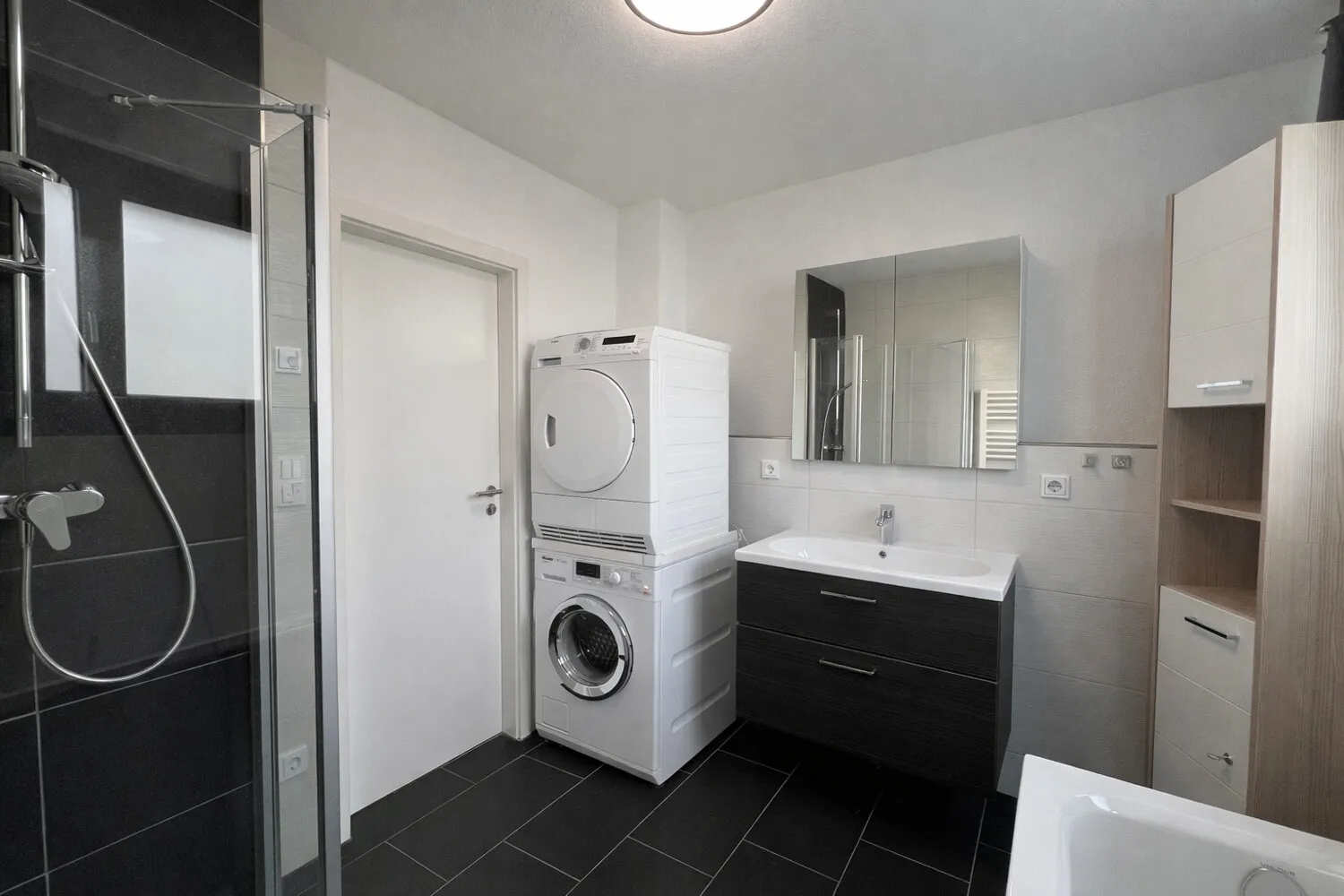 Badezimmer inkl. Waschmaschinenanschluss