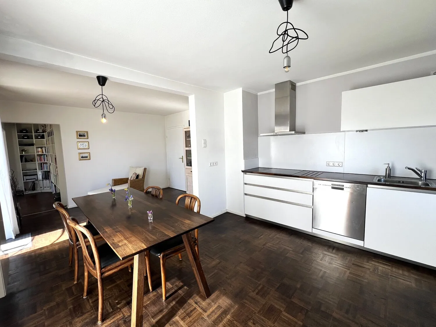 EG: Küchen/-Essbereich mit Blick ins Wohnzimmer