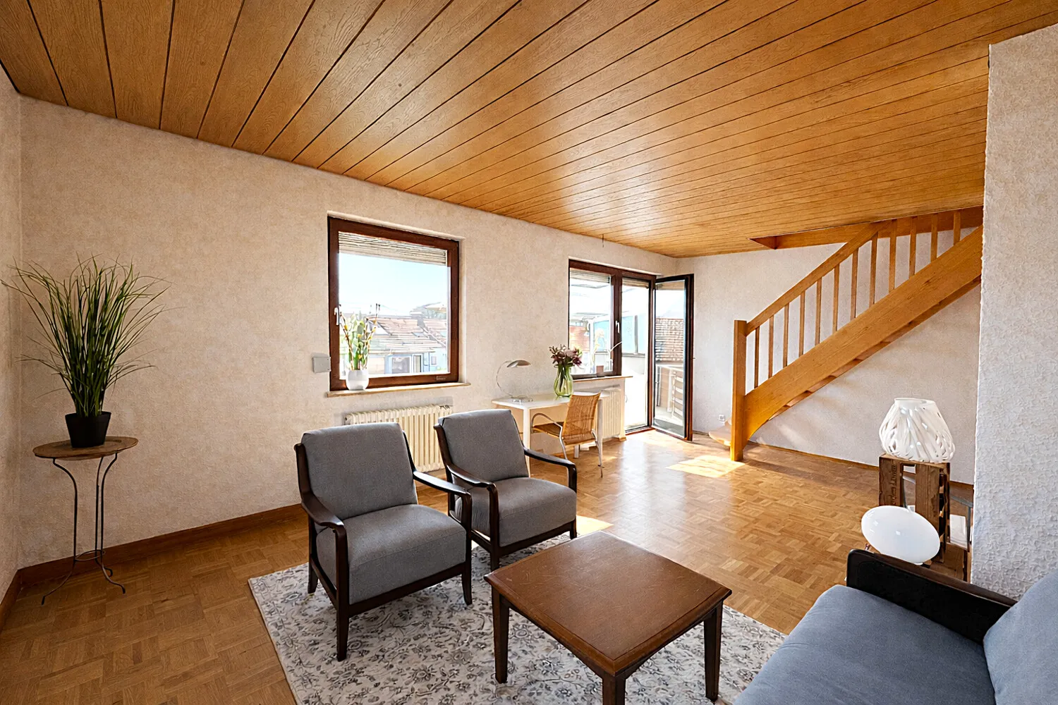 OG: Wohnzimmer mit Aufgang DG