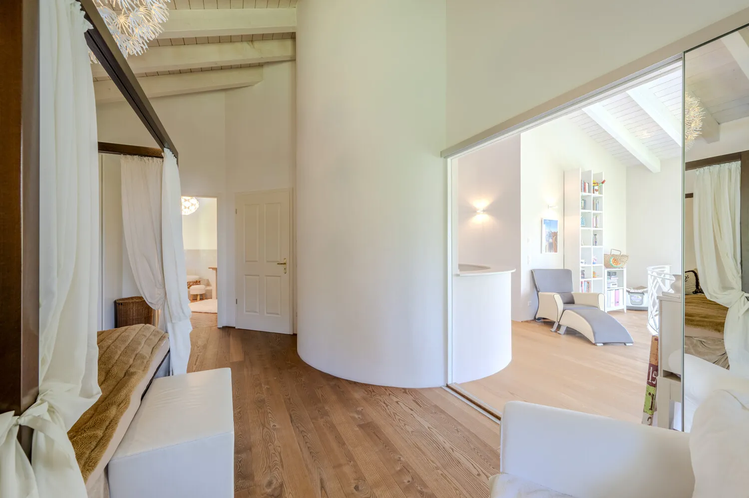 OG-Schlafzimmer mit Glasfront