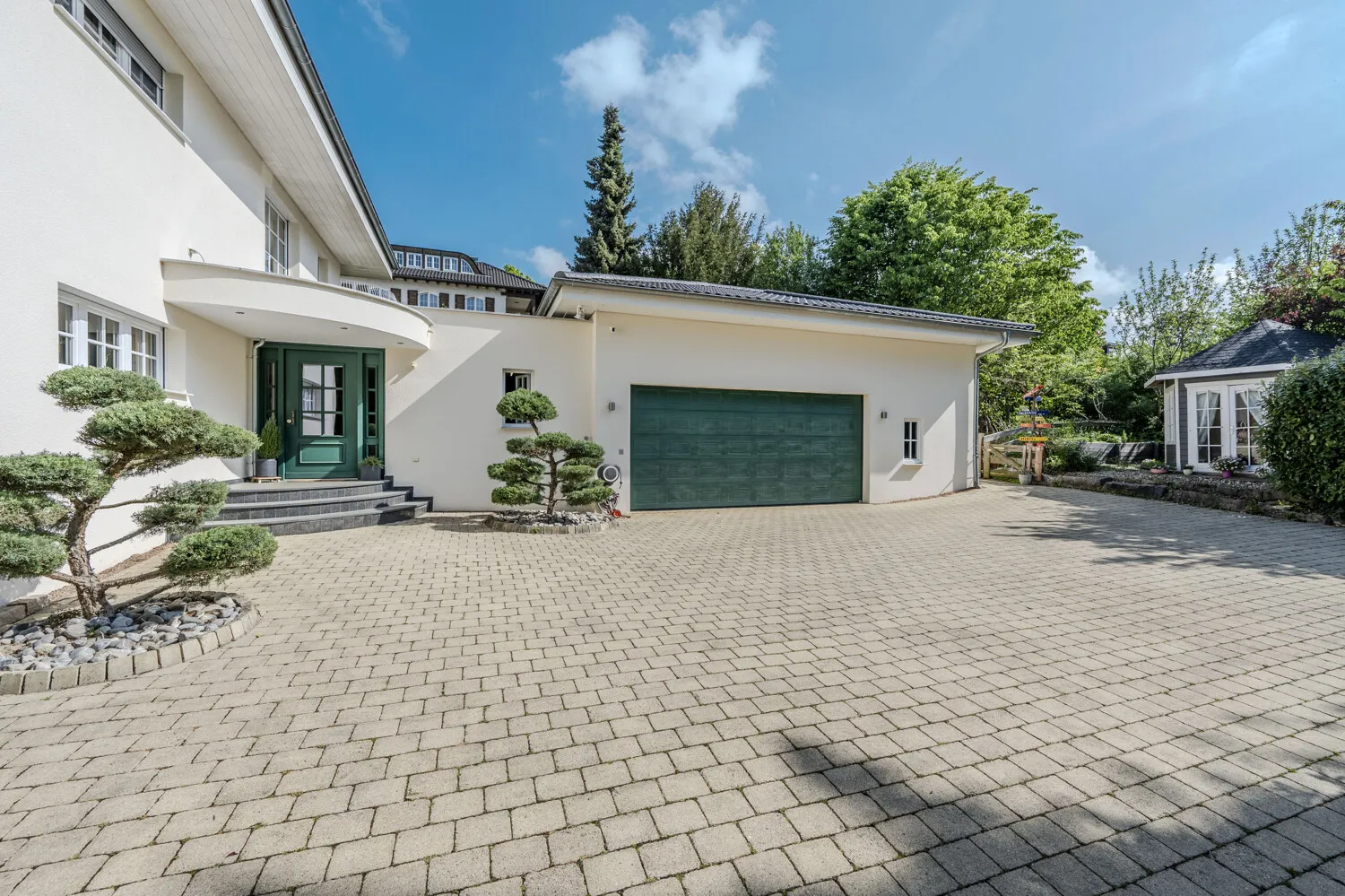 Hofbereich und Garage
