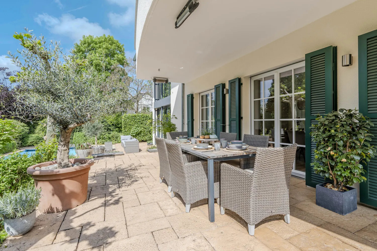 teilüberdachte Terrasse