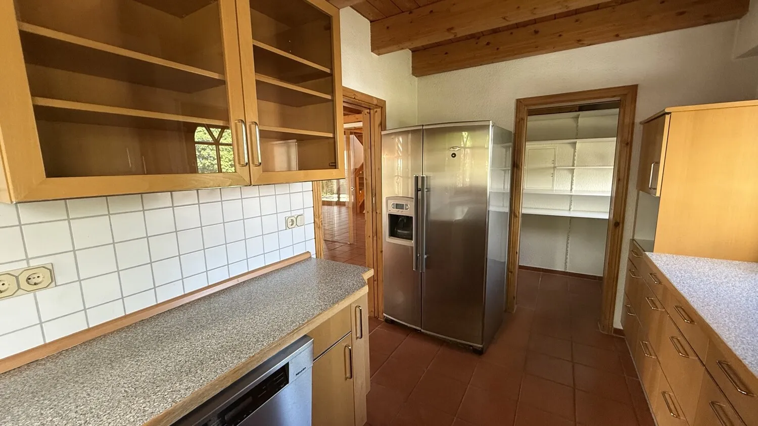 EG: Küche mit Blick zur Speisekammer
