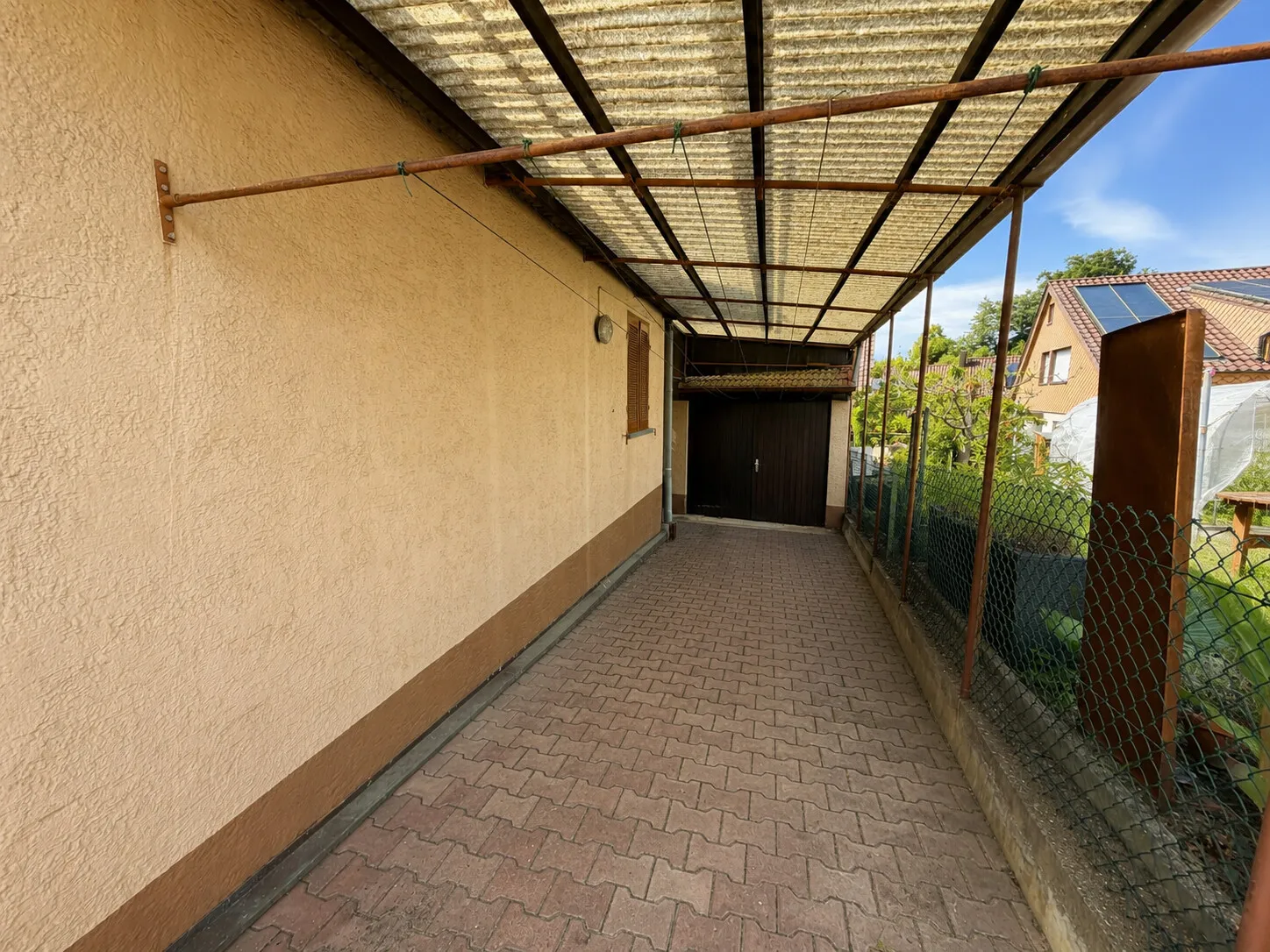 Überdachte Garagenzufahrt
