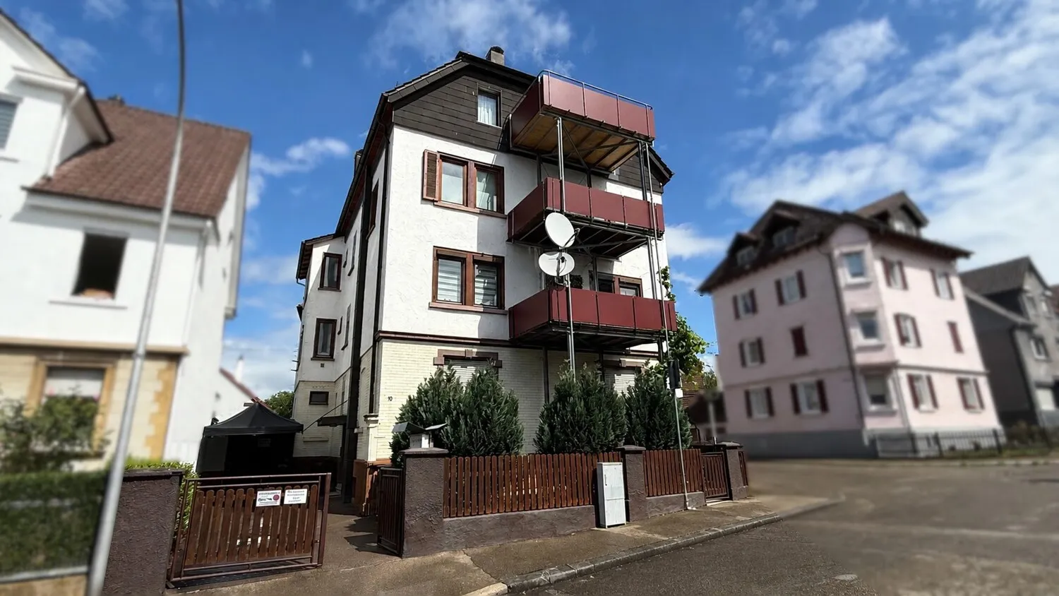 Ansicht vorne mit Garage & Stellplatz