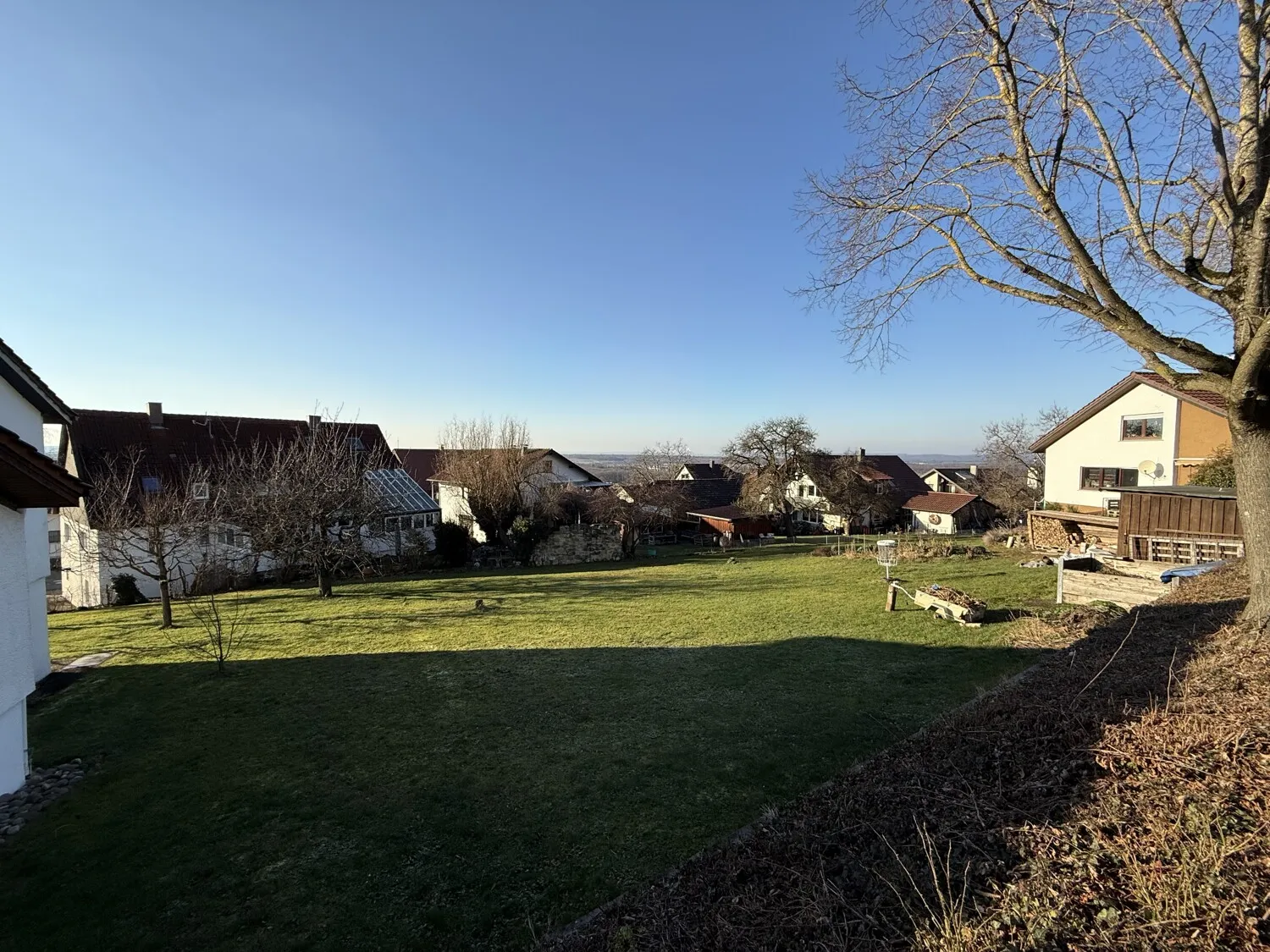 Baugrundstück & Blick auf das 2FH