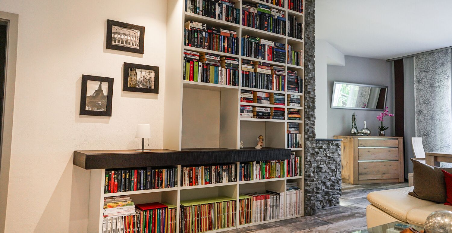 Bücherregal